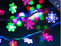 Новогодняя гирлянда нить Цветные снежинки 20 шт 30 мм Мерцающие огни 3 цветов